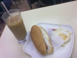 熱狗包餐除了有熱狗之外,還有一杯飲品和火腿蛋