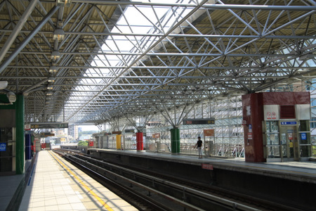 北投一帶都是充滿舊式小屋的市鎮,而北投站的設計富現代感,相映成趣。