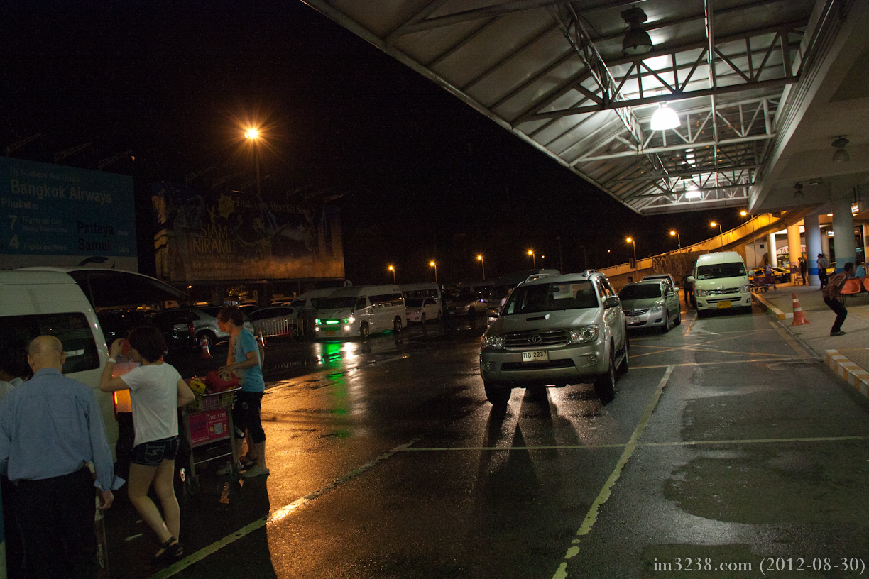 由於有大量夜機抵達布吉，機場充滿出租房車等候旅客。