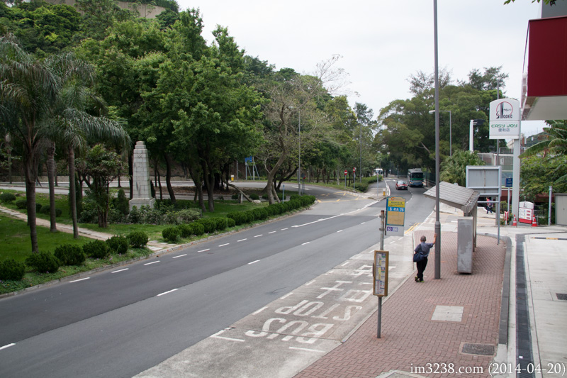 下車車站的左邊是香港聖約翰紀念碑，右邊是中石化油站。