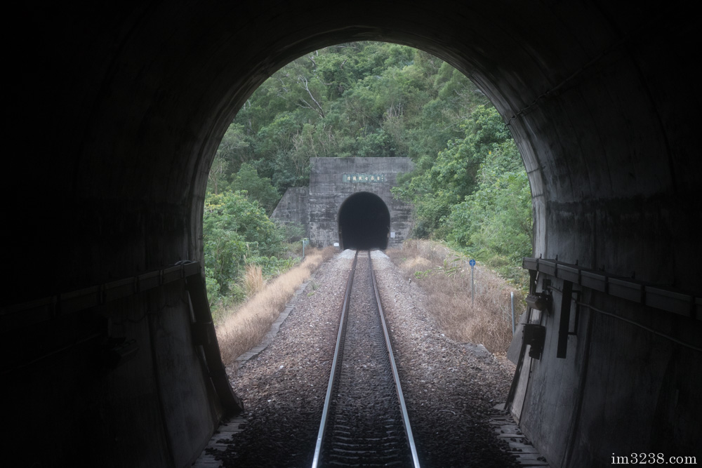 停了好幾個無人車站，便開始漫長的隧道之旅。