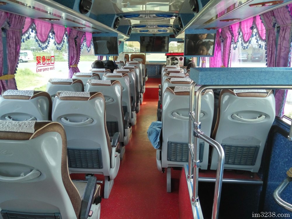台東巴士大部分班次用旅遊巴行走，設有報站系統提示下車。